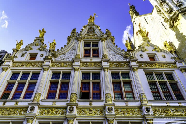 De Burg Brugge: Het historische hart van de stad. Ontdek Brugges pracht door N-Joy Pictures. Klik voor meer stadsfotografie projecten!