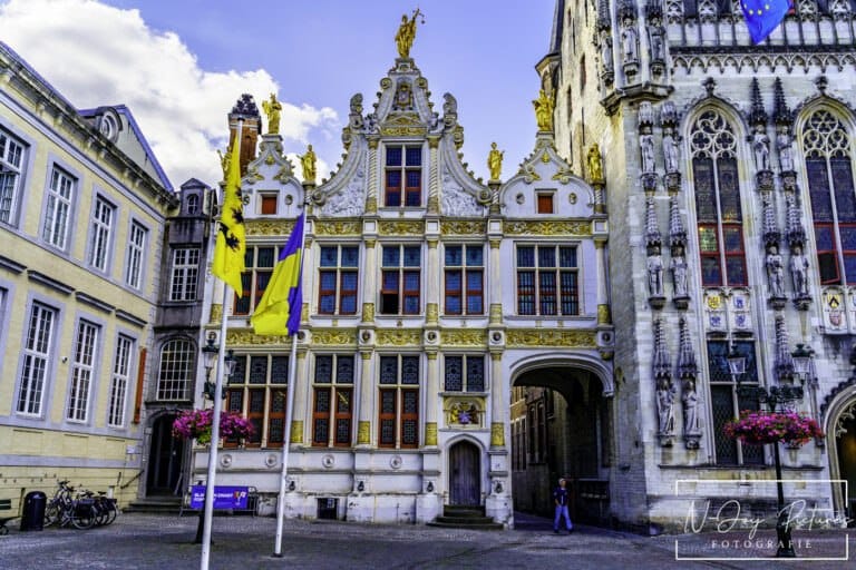 De Burg Brugge: Het historische hart van de stad. Ontdek Brugges pracht door N-Joy Pictures. Klik voor meer stadsfotografie projecten!