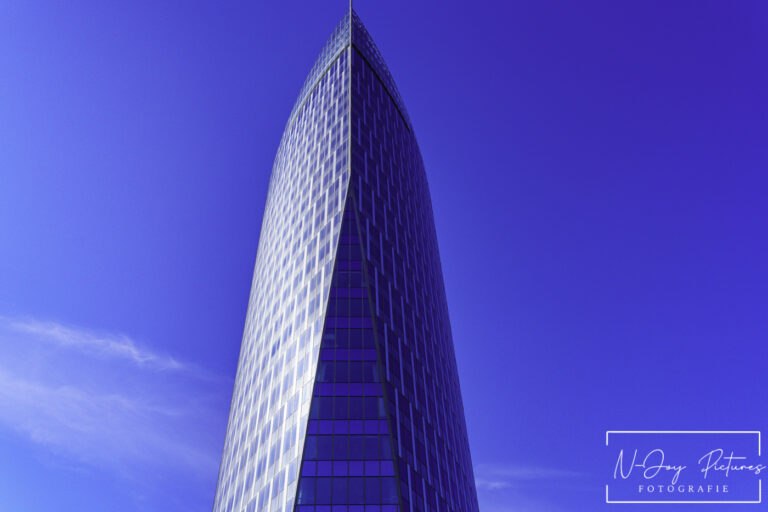 Paradis Toren Luik: Moderne architectuur die schittert! N-Joy Pictures vangt iconische lijnen. Meer Luik? Klik & contact!