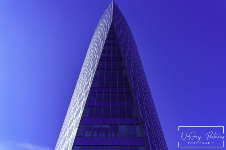 Paradis Toren Luik: Moderne architectuur die schittert! N-Joy Pictures vangt iconische lijnen. Meer Luik? Klik & contact!