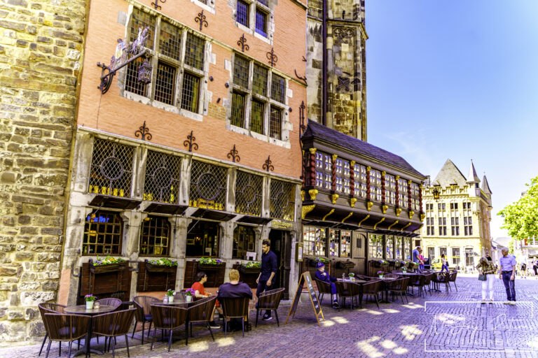 Aachen centrum: Historische grandeur in beeld! N-Joy Pictures vangt de architectuur. Meer stedelijke schoonheid? Klik & ontdek!
