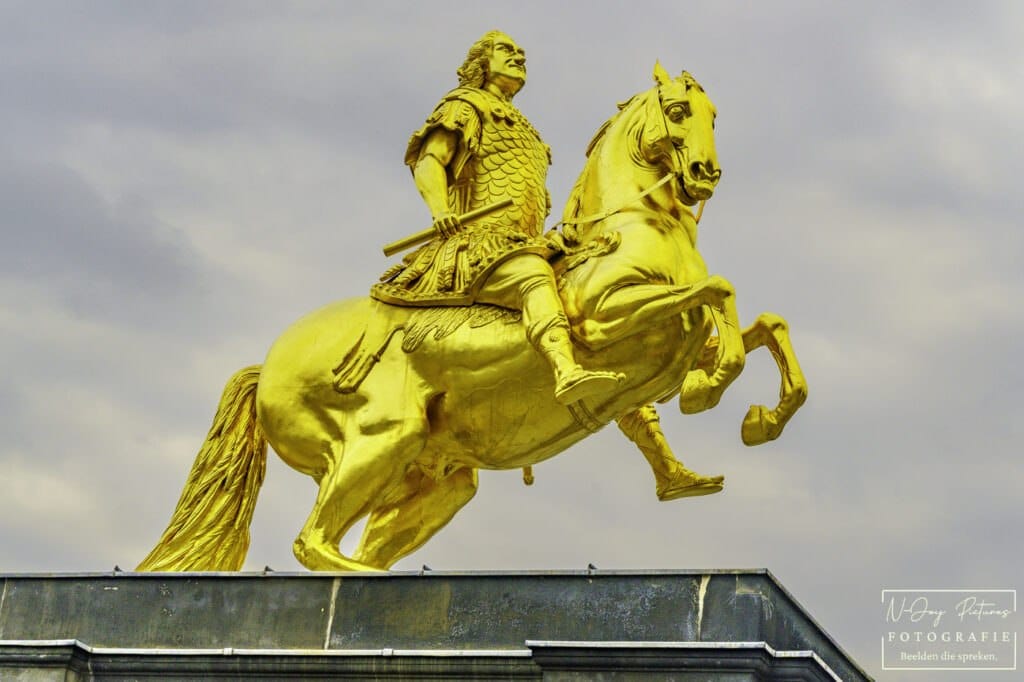 Iconische Goldene Reiter in Dresden, vastgelegd in verfijnd licht en contrast – ontdek meer bij N-Joy Pictures Fotografie.