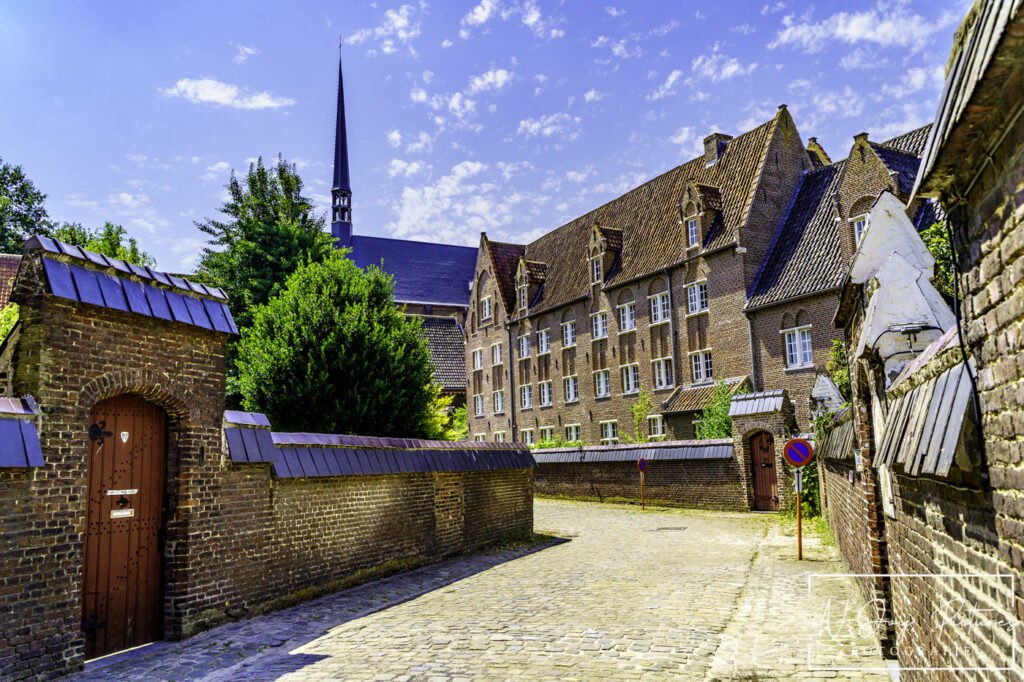 UNESCO erfgoed in Gent: Het Groot Begijnhof. Zie hoe N-Joy Pictures de serene sfeer vangt. Jouw project hier? Neem contact op!