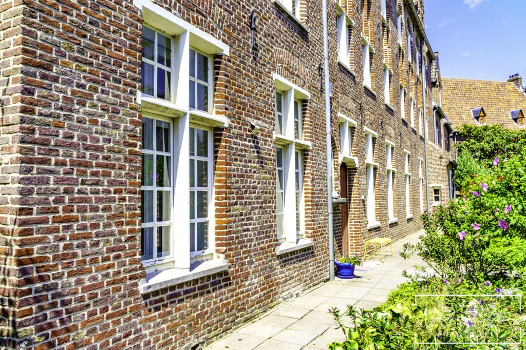 UNESCO erfgoed in Gent: Het Groot Begijnhof. Zie hoe N-Joy Pictures de serene sfeer vangt. Jouw project hier? Neem contact op!