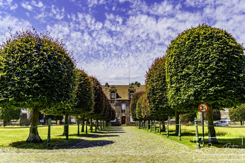 UNESCO erfgoed in Gent: Het Groot Begijnhof. Zie hoe N-Joy Pictures de serene sfeer vangt. Jouw project hier? Neem contact op!