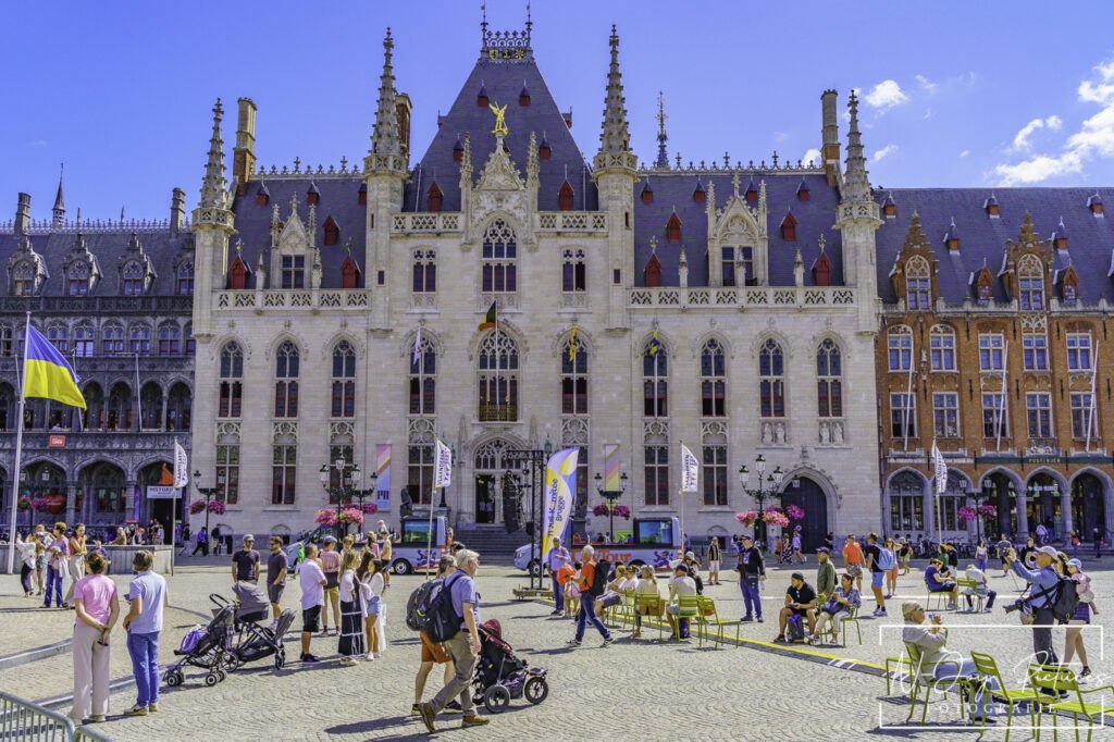 Levendig hart van Brugge, de Grote Markt. Zie hoe N-Joy Pictures sfeer en detail vangt. Jouw locatie hier? Neem contact op!