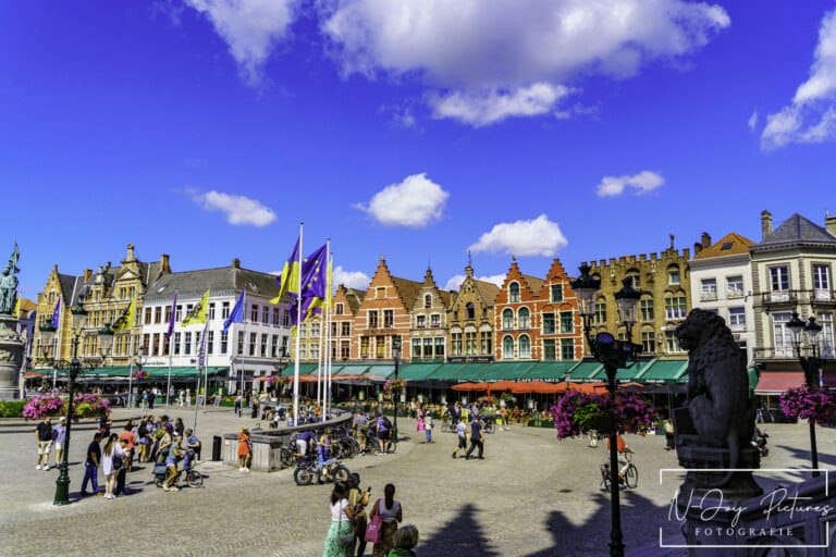 Levendig hart van Brugge, de Grote Markt. Zie hoe N-Joy Pictures sfeer en detail vangt. Jouw locatie hier? Neem contact op!