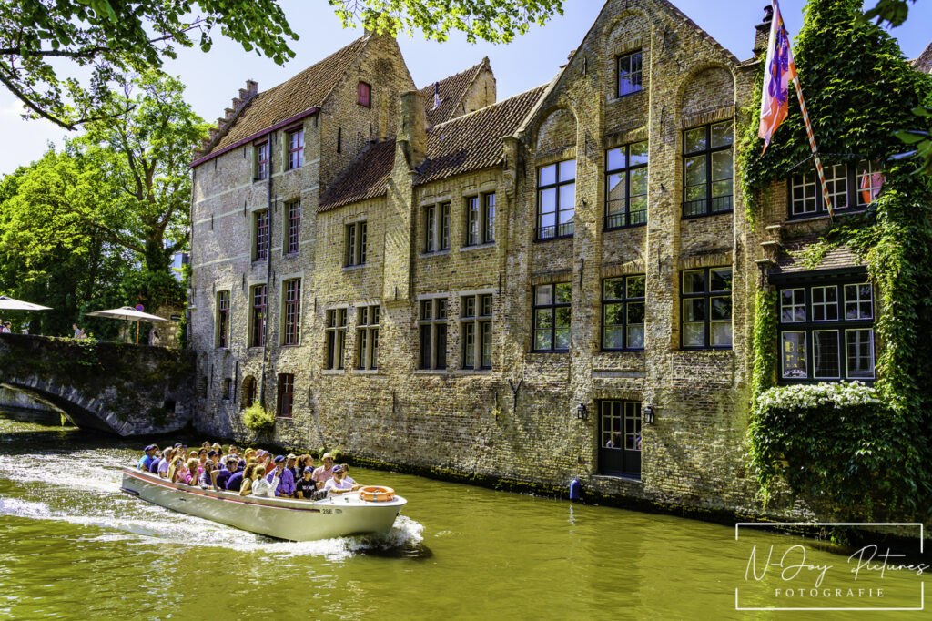 Iconische Brugse Reien: Historische schoonheid vastgelegd. Laat N-Joy Pictures jouw stad tonen. Meer weten? Contacteer ons nu!