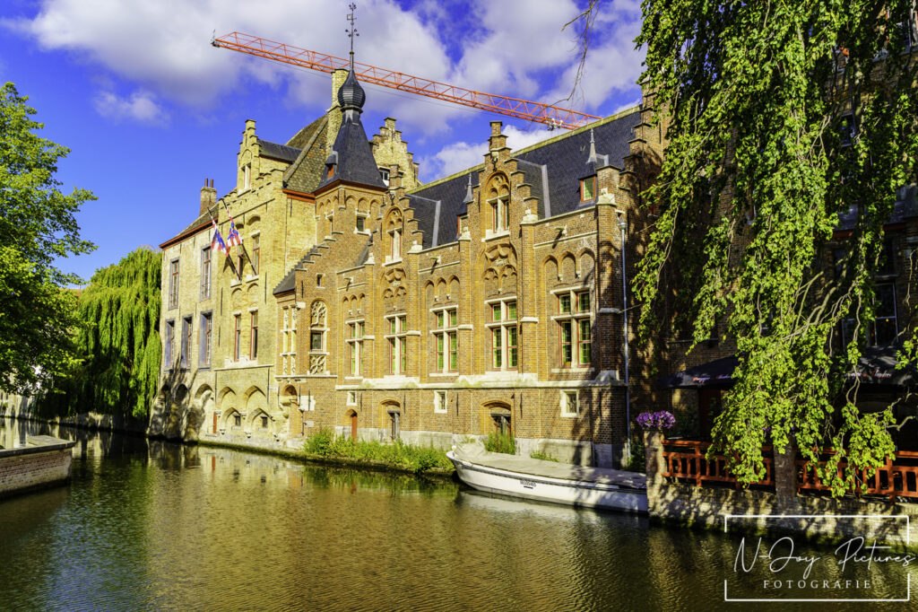 Iconische Brugse Reien: Historische schoonheid vastgelegd. Laat N-Joy Pictures jouw stad tonen. Meer weten? Contacteer ons nu!