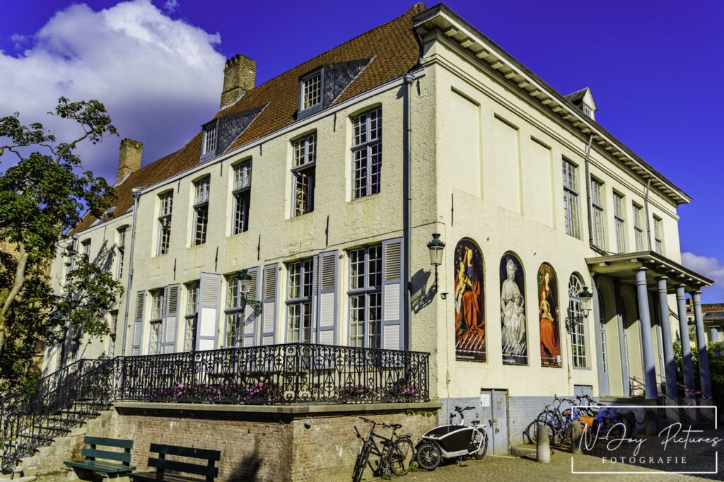 Schilderachtig Arentshuis, grachten van Brugge. Ontdek de magie van N-Joy Pictures stadsfotografie. Jouw project hier? Neem contact op!