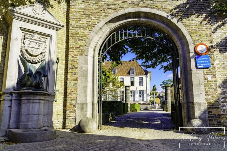 Schilderachtig Arentshuis, grachten van Brugge. Ontdek de magie van N-Joy Pictures stadsfotografie. Jouw project hier? Neem contact op!