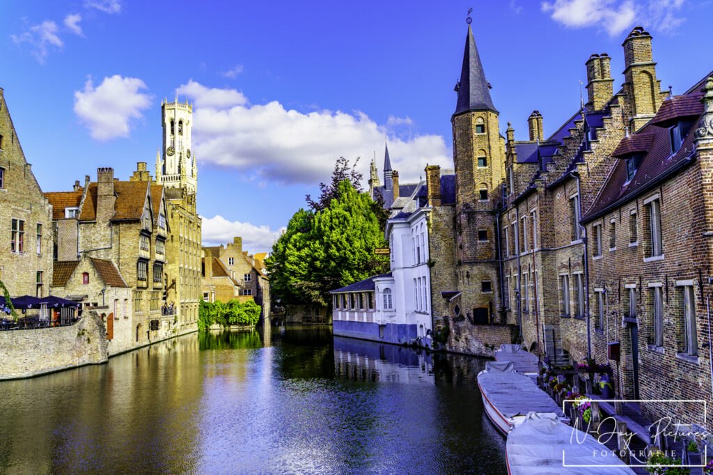 Iconische Rozenhoedkaai Brugge: De meest gefotografeerde plek. Ontdek meer via N-Joy Pictures stadsfotografie. Klik voor info!