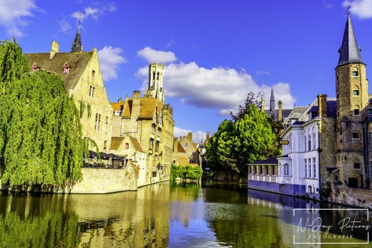 Iconische Rozenhoedkaai Brugge: De meest gefotografeerde plek. Ontdek meer via N-Joy Pictures stadsfotografie. Klik voor info!