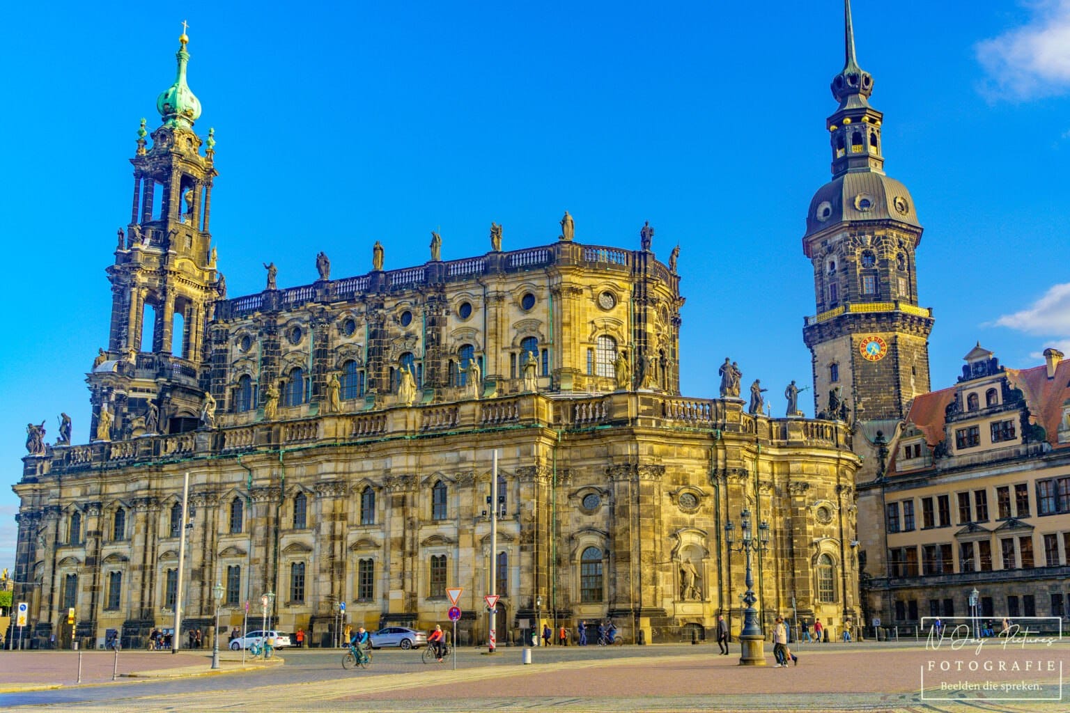 Dresden's Hofkirche: Iconische gotiek, meesterlijk gefotografeerd. Nieuwsgierig naar meer architectuur? Bezoek mijn contactpagina!