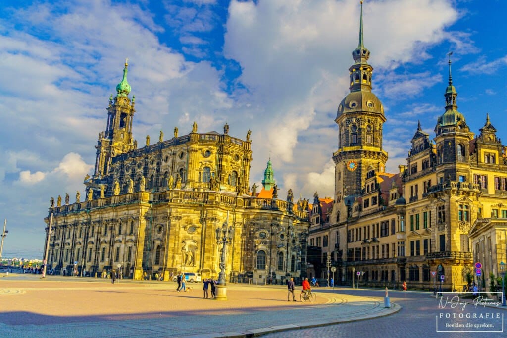 Dresden's Hofkirche: Iconische gotiek, meesterlijk gefotografeerd. Nieuwsgierig naar meer architectuur? Bezoek mijn contactpagina!