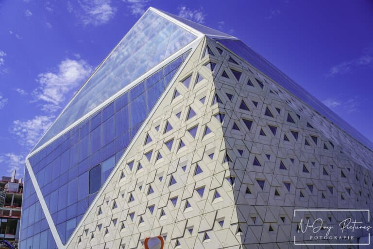 Gent's Diamantgebouw: Een fotografische blik op innovatie. Zie hoe N-Joy Pictures details vangt. Jouw architectuur hier? Neem contact op!