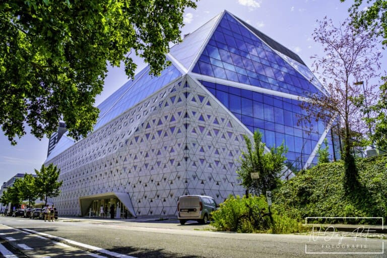 Gent's Diamantgebouw: Een fotografische blik op innovatie. Zie hoe N-Joy Pictures details vangt. Jouw architectuur hier? Neem contact op!