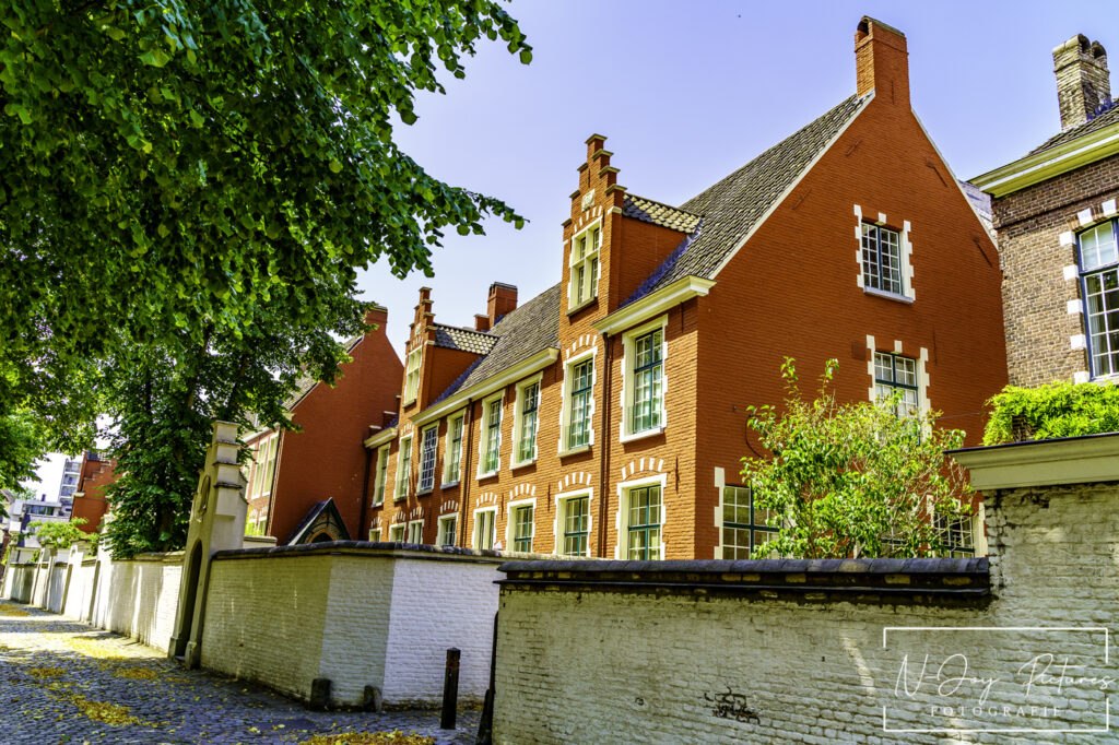 UNESCO erfgoed Klein Begijnhof in beeld. Zie hoe N-Joy Pictures sfeer vangt. Jouw unieke plek hier? Neem contact op!