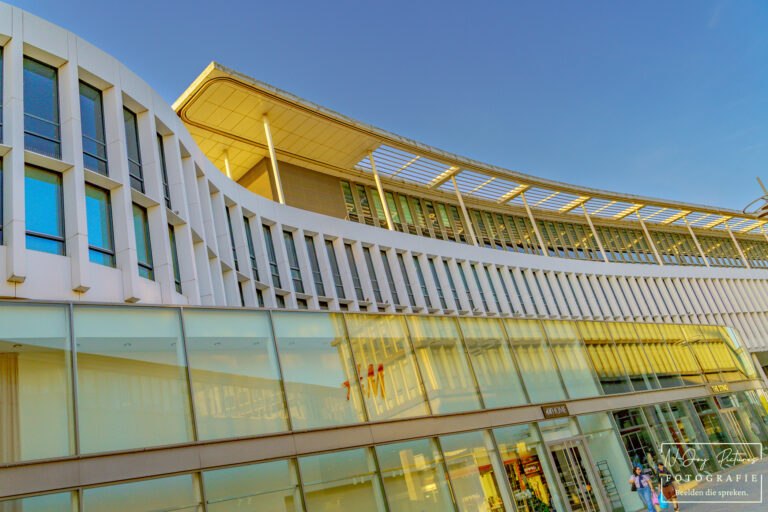 Mosae Forum Maastricht: Modern architectonisch hoogstandje! N-Joy Pictures vangt de lijnen. Meer topdesign? Klik hier!