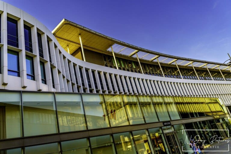 Mosae Forum Maastricht: Modern architectonisch hoogstandje! N-Joy Pictures vangt de lijnen. Meer topdesign? Klik hier!