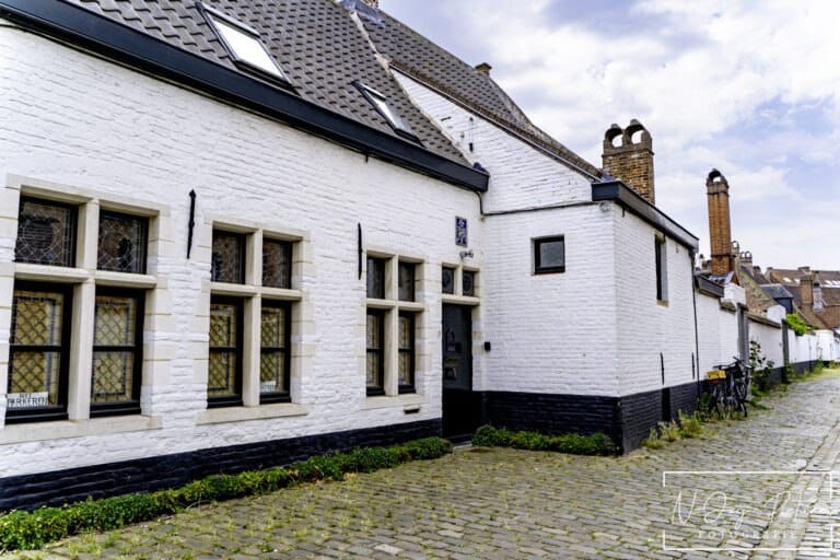 Gent's Sint-Elisabeth Begijnhof: Tijdloze rust in beeld. Laat N-Joy Pictures jouw stadsvisie tonen. Meer weten? Contacteer ons nu!