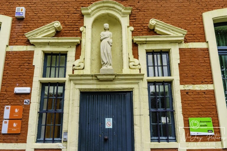 Gent's Sint-Elisabeth Begijnhof: Tijdloze rust in beeld. Laat N-Joy Pictures jouw stadsvisie tonen. Meer weten? Contacteer ons nu!