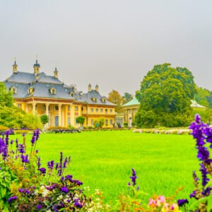 Majestueus Schloss Pillnitz, vastgelegd in adembenemend detail. Ervaar de magie – klik door voor uw eigen meesterwerk!