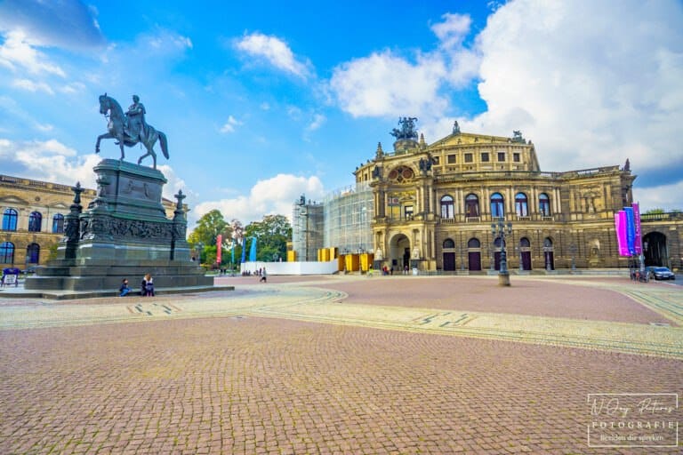 Iconische Semperoper Dresden. Ziet u de details? Professionele architectuurfotografie die het verhaal van uw gebouw vertelt. Contacteer me!