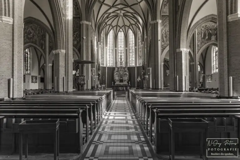 Iconische Calixtus Kerk Groenlo als blikvanger in krachtige zwart-witfotografie van Fotograaf Groenlo N-Joy Pictures