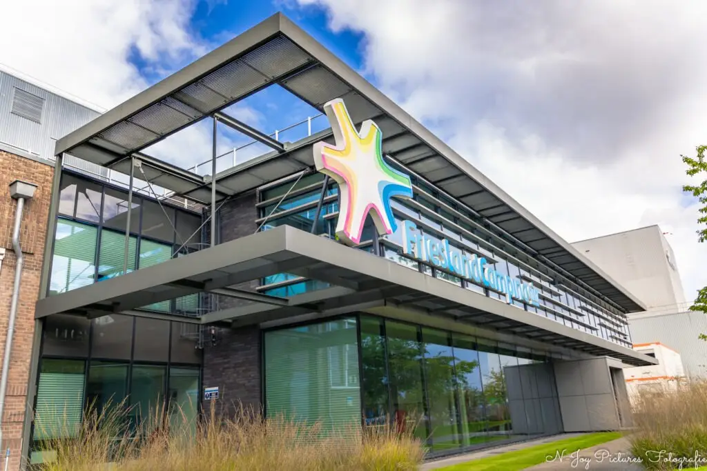 Moderne lijnen en lichtval van het Friesland Campina kantoor in Borculo – ontdek de architectuur via N-Joy Pictures Fotograaf Borculo.