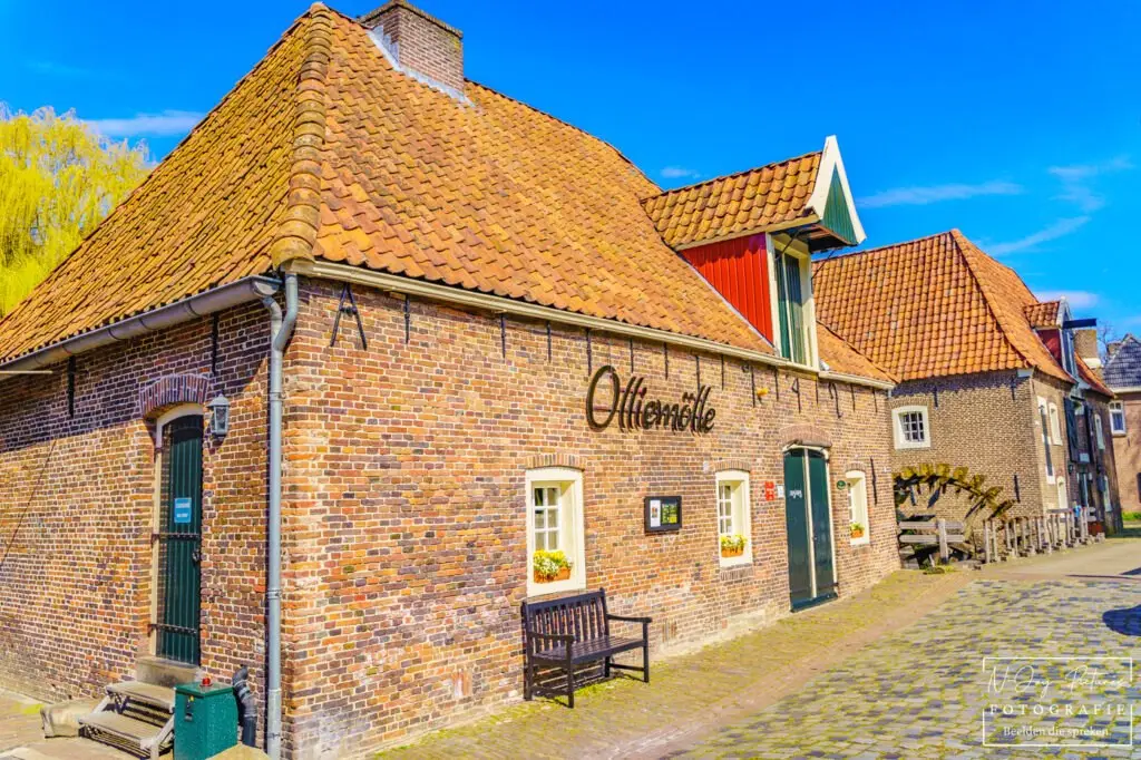 De Watermolen van Borculo, vastgelegd door Fotograaf Borculo N-Joy Pictures. Ontdek dit iconische stukje stad en neem contact op.