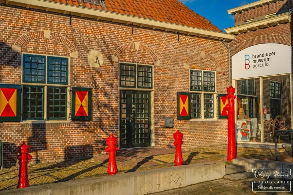 Unieke stadsfoto van het Brandweermuseum Borculo door N-Joy Pictures, Fotograaf Borculo – beelden die nieuwsgierig maken en vertrouwen uitstralen.