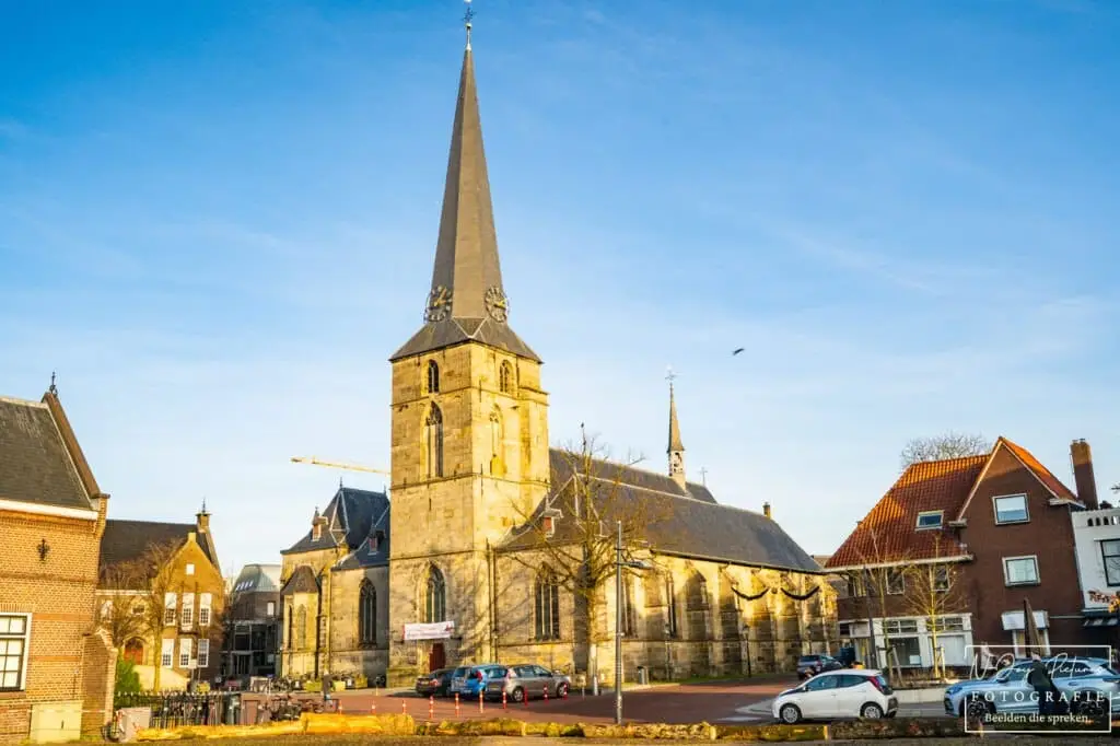 Iconische St.-Pancratiuskerk in Haaksbergen, haarscherp gefotografeerd door N-Joy Pictures – dé fotograaf voor architectuur in Twente.
