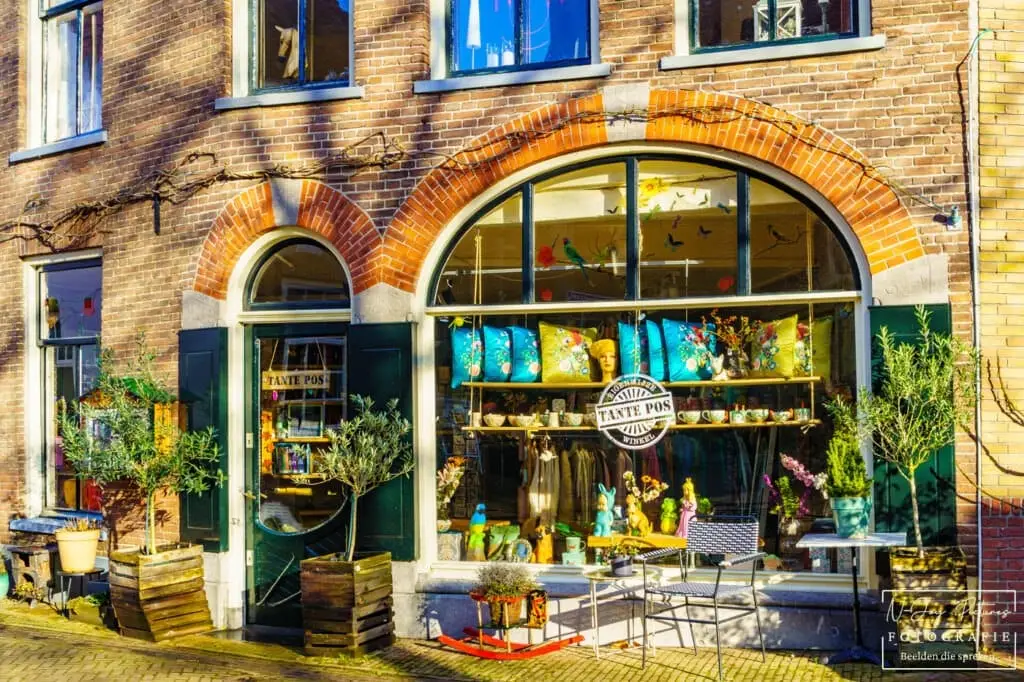 Winkeltje van Tante Pos Lochem sfeervol in beeld gebracht door N-Joy Pictures, Fotograaf Lochem – fotografie die vertrouwen wekt en klanten nieuwsgierig maakt.