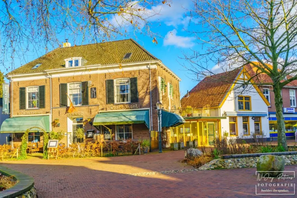 Brasserie Kawop in hartje Lochem sfeervol vastgelegd door N-Joy Pictures, Fotograaf Lochem – ontdek hoe sterke stadsfotografie jouw zaak laat opvallen.