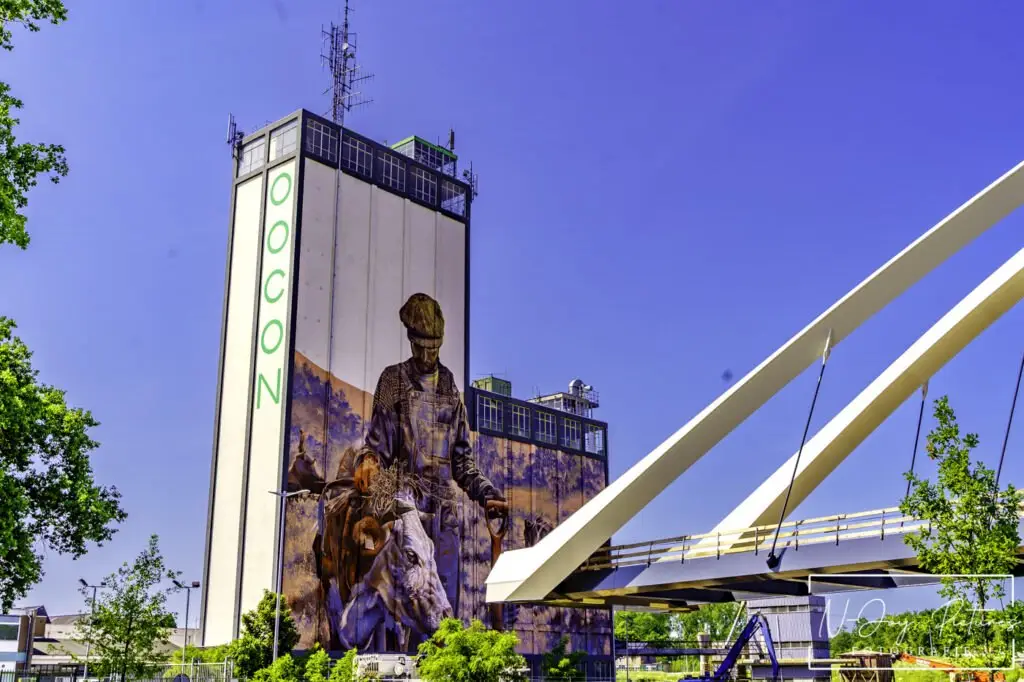 Iconisch moment: De Nettelhorsterbrug Lochem klaar voor plaatsing, vastgelegd door N-Joy Pictures Fotograaf Lochem. Ontdek meer via contact.