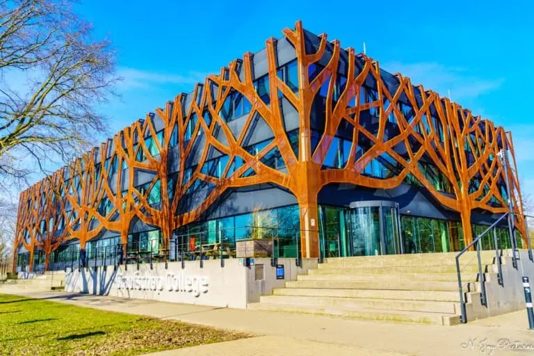 Modern Graafschap College aan de Sportweg in Doetinchem, vastgelegd door N-Joy Pictures | Stads- en architectuurfotografie