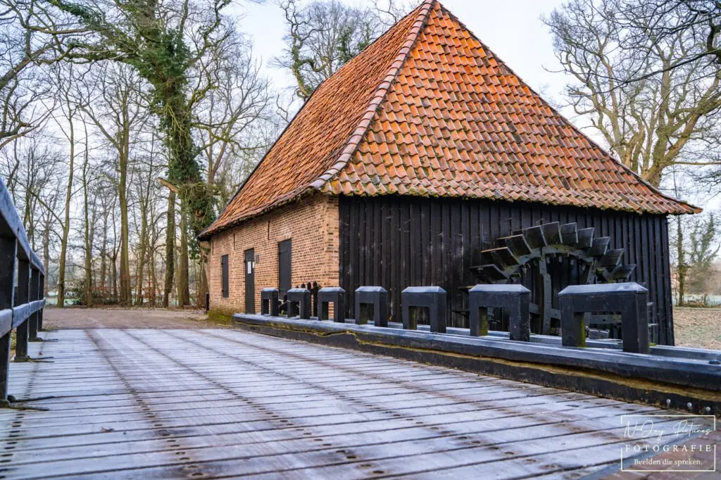 Fotograaf Delden 5 Historische watermolen op Landgoed Twickel in Delden, krachtig gefotografeerd. Tijdloos erfgoed dat uitnodigt tot contact.