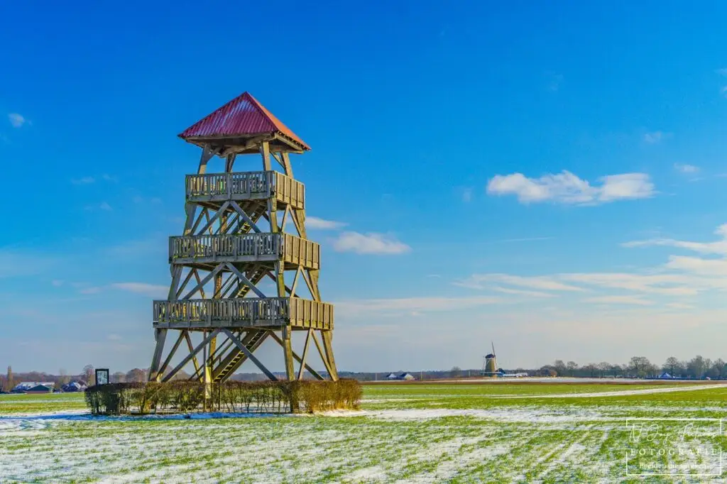 Fotograaf Berkelland 4 Needse Berg met zicht op uitkijktoren en molen in Neede. Vastgelegd door N-Joy Pictures, fotograaf Neede. Ontdek meer en klik door naar contact.