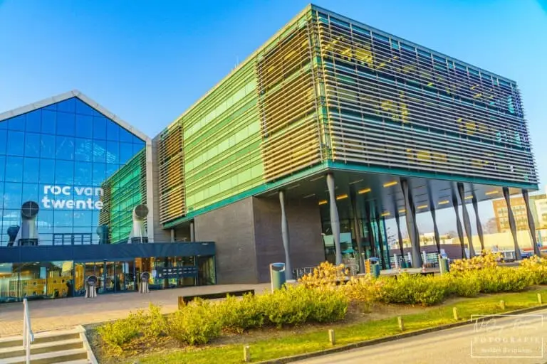 ROC Twente Hengelo in modern perspectief, vastgelegd door N-Joy Pictures. Ontdek professionele stadsfotografie en neem contact op.
