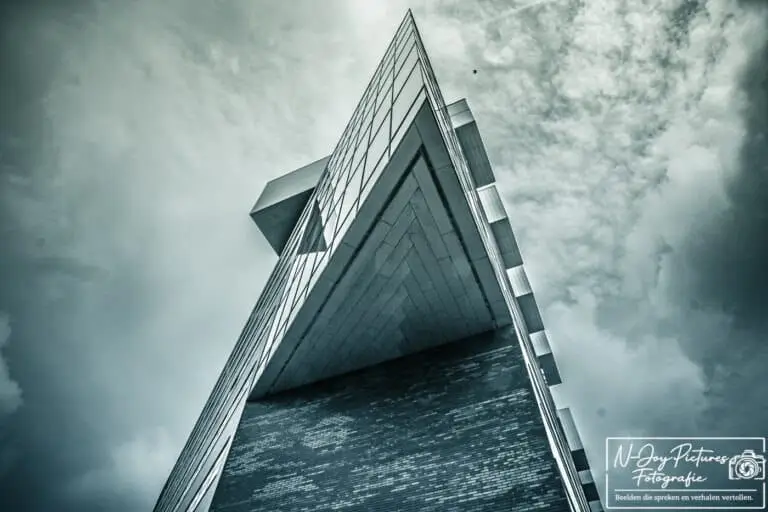 Gebouw Belvedere Den Bosch: Moderne lijnen in zwart wit. Laat de vormgeving u boeien. Meer info & contact? Klik!