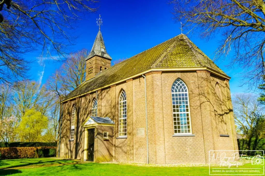 Historie ontmoet fotografie bij de kerk van Gelselaar. Interesse in een shoot op deze locatie? Bekijk de site van N-Joy Pictures!