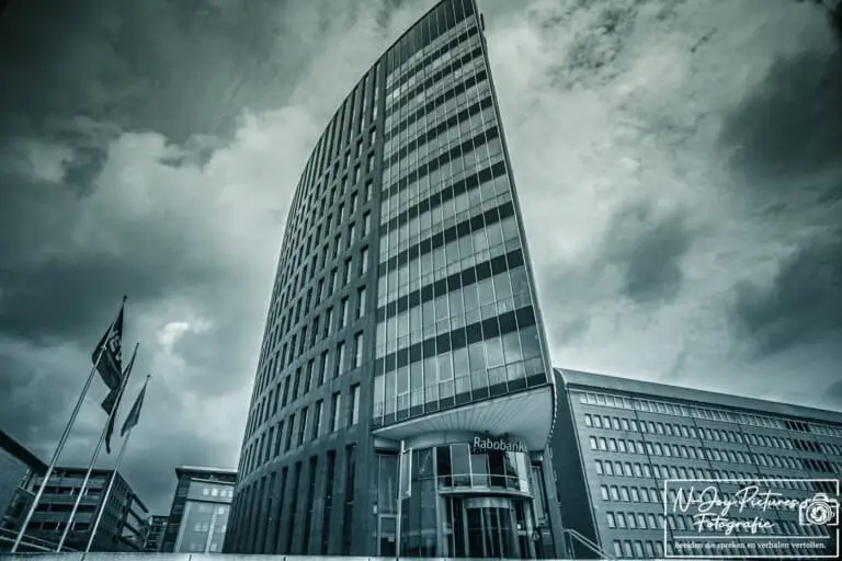 Riva Rabobank Den Bosch: Architectuurfotografie in krachtig zwart wit. Laat de zakelijke elegantie spreken. Meer info & contact? Klik!
