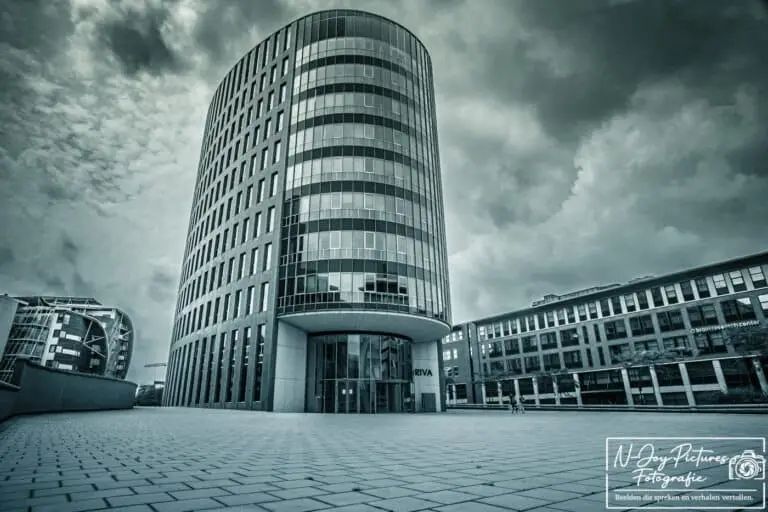 Riva Rabobank Den Bosch: Architectuurfotografie in krachtig zwart wit. Laat de zakelijke elegantie spreken. Meer info & contact? Klik!