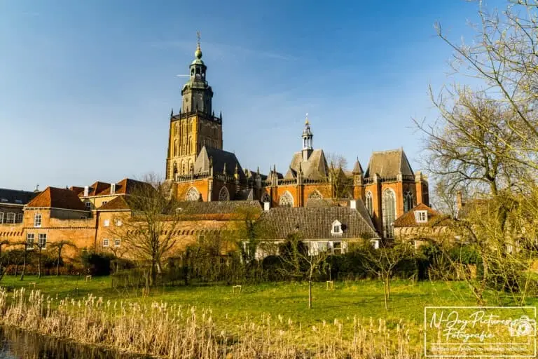 Historische stadsmuur en Walburgistoren in Zutphen – iconische Hanzestad architectuur en unieke plek voor stadsfotografie.