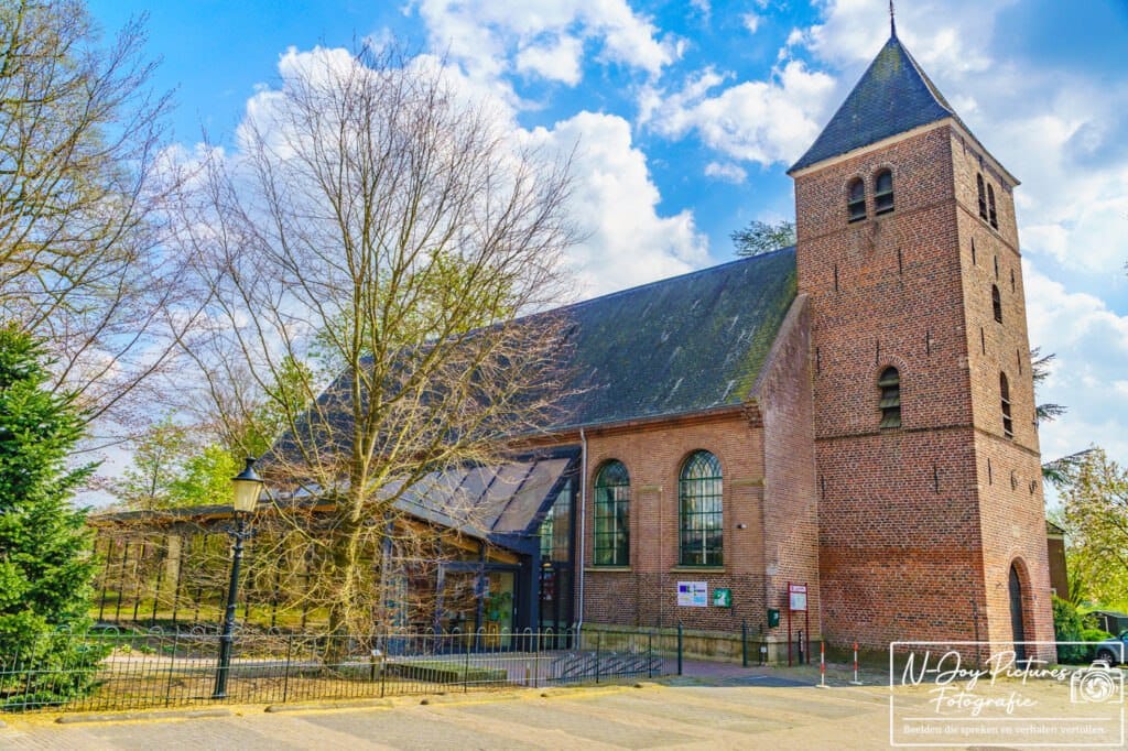 Fotograaf Berkelland 10 Sint Antonius kerk in Rekken met markante toren, vastgelegd door fotograaf uit Rekken. Bekijk meer architectuurfoto’s uit de Achterhoek.