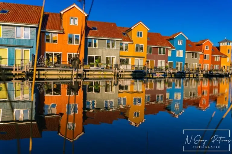 Reitdiephaven Groningen met kleurrijke huizen langs het water