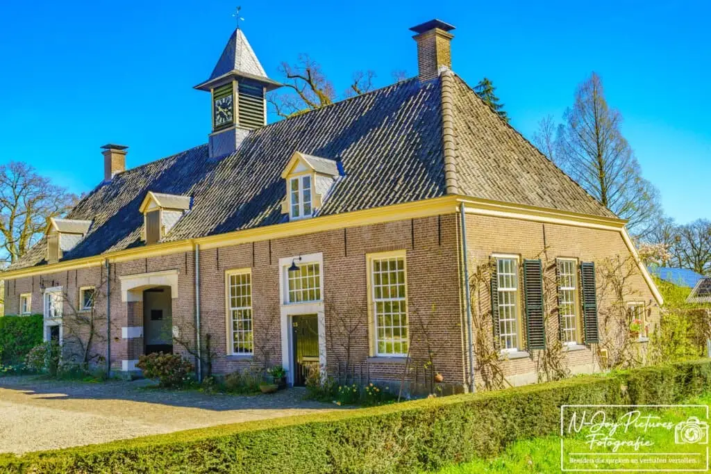 Sprookjesachtig Kasteel Nijenhuis met beeldenpark en natuur, vastgelegd door fotograaf uit Diepenheim – ontdek deze unieke fotolocatie.