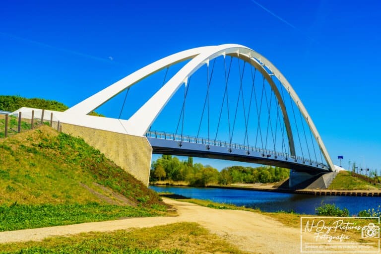 Nettelhorsterbrug Lochem als moderne eyecatcher – architectuurfotografie die verrast en uitnodigt tot ontdekken en contact. Fotograaf Lochem