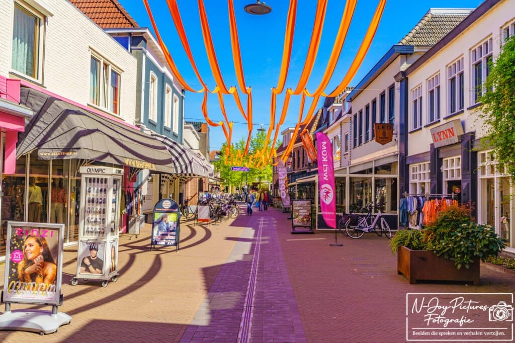 Fotograaf Lichtenvoorde 5 Gezellige winkelstraat Lichtenvoorde sfeervol vastgelegd – levendige stadsfotografie die uitnodigt om verder te ontdekken. Fotograaf Lichtenvoorde